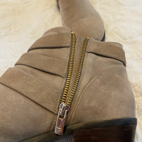 Taryn Rose Samantha Tan suede Ankle boots with gold tone buckles. SZ 8.5 - Picture 8 of 16